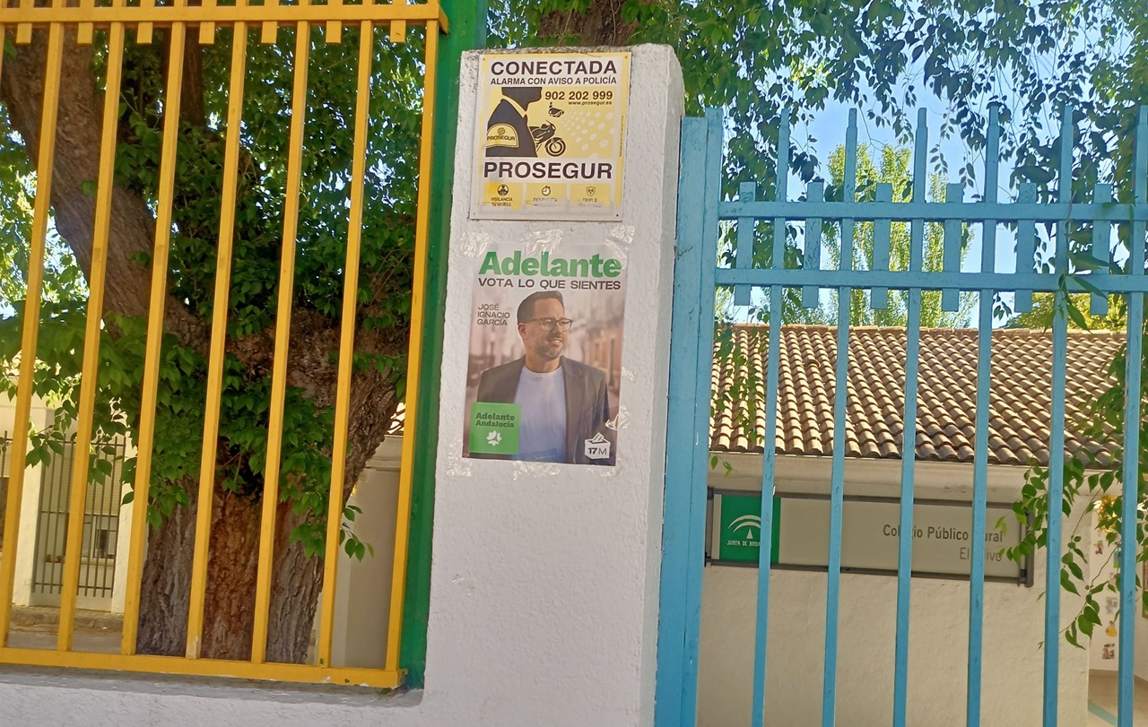 Denuncia del Partido Popular por la presencia de un cartel electoral a la entrada de un colegio