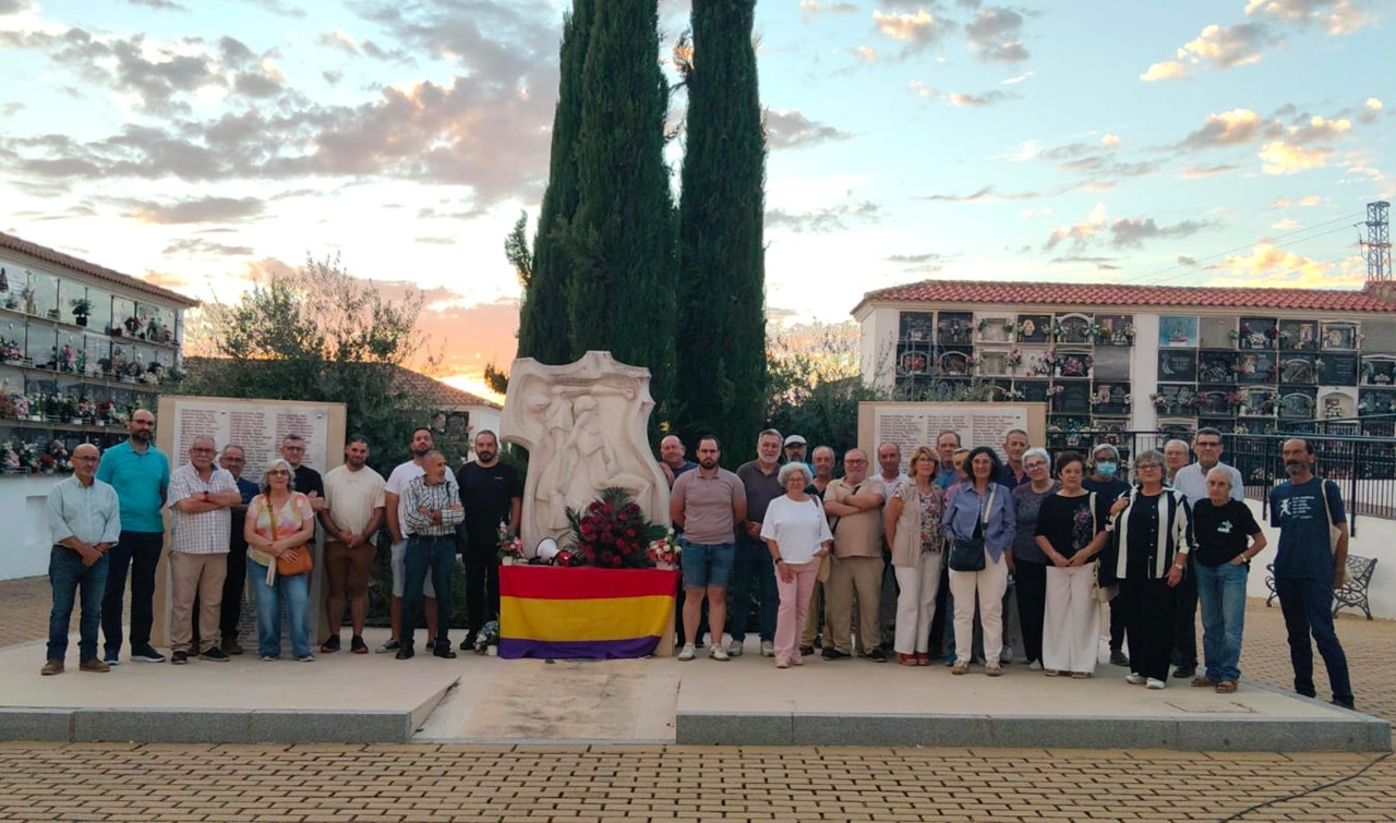 El cementerio acoge un acto de recuerdo a las víctimas de la represión franquista